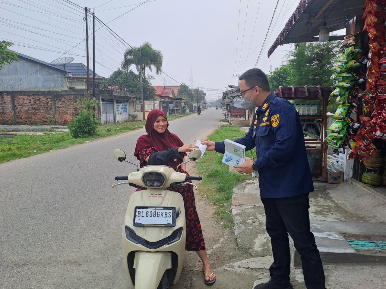 Kegiatan pembagian masker di Kuala IDI