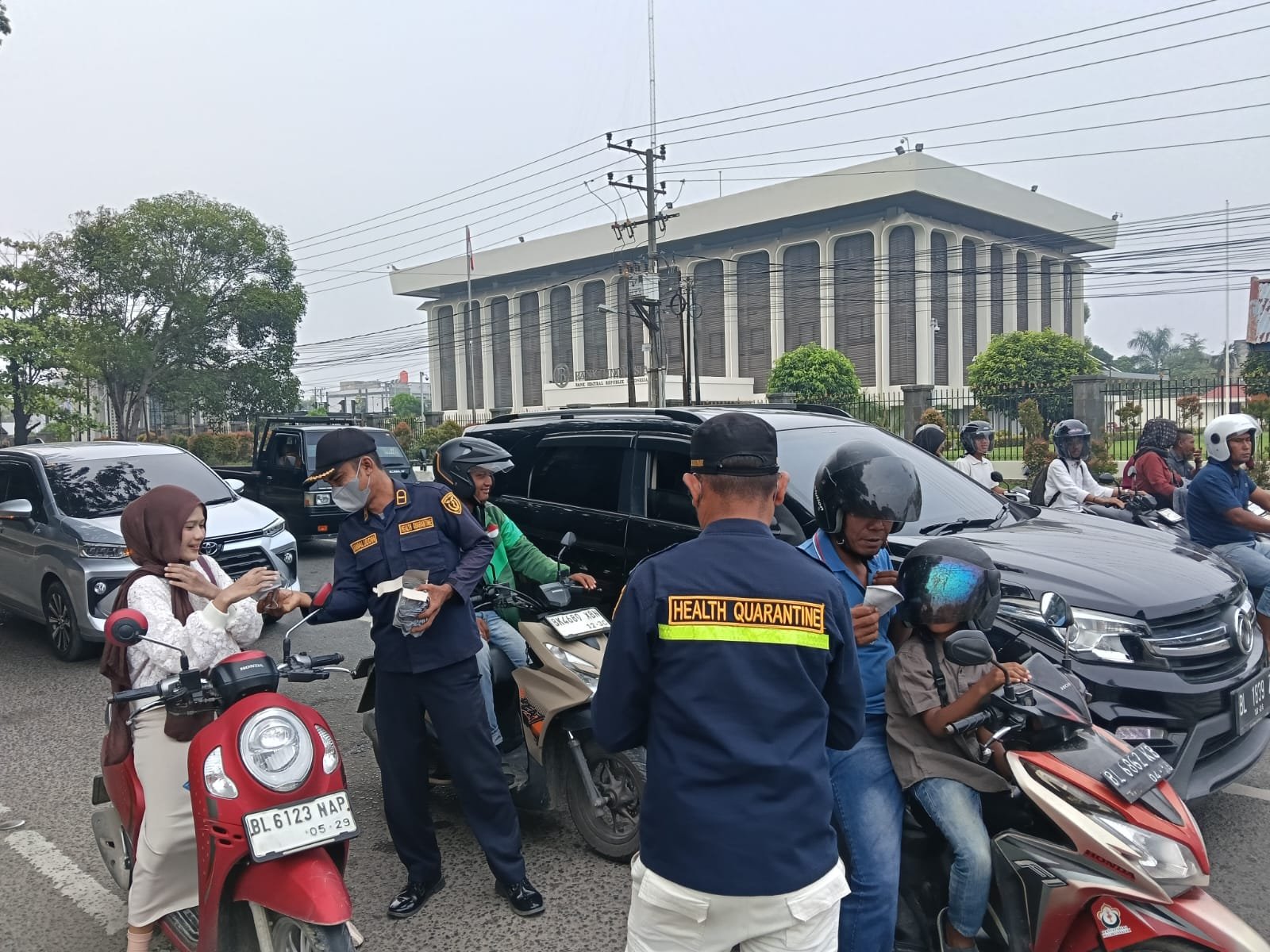 Dokumentasi kegiatan pembagian masker di Kantor Induk