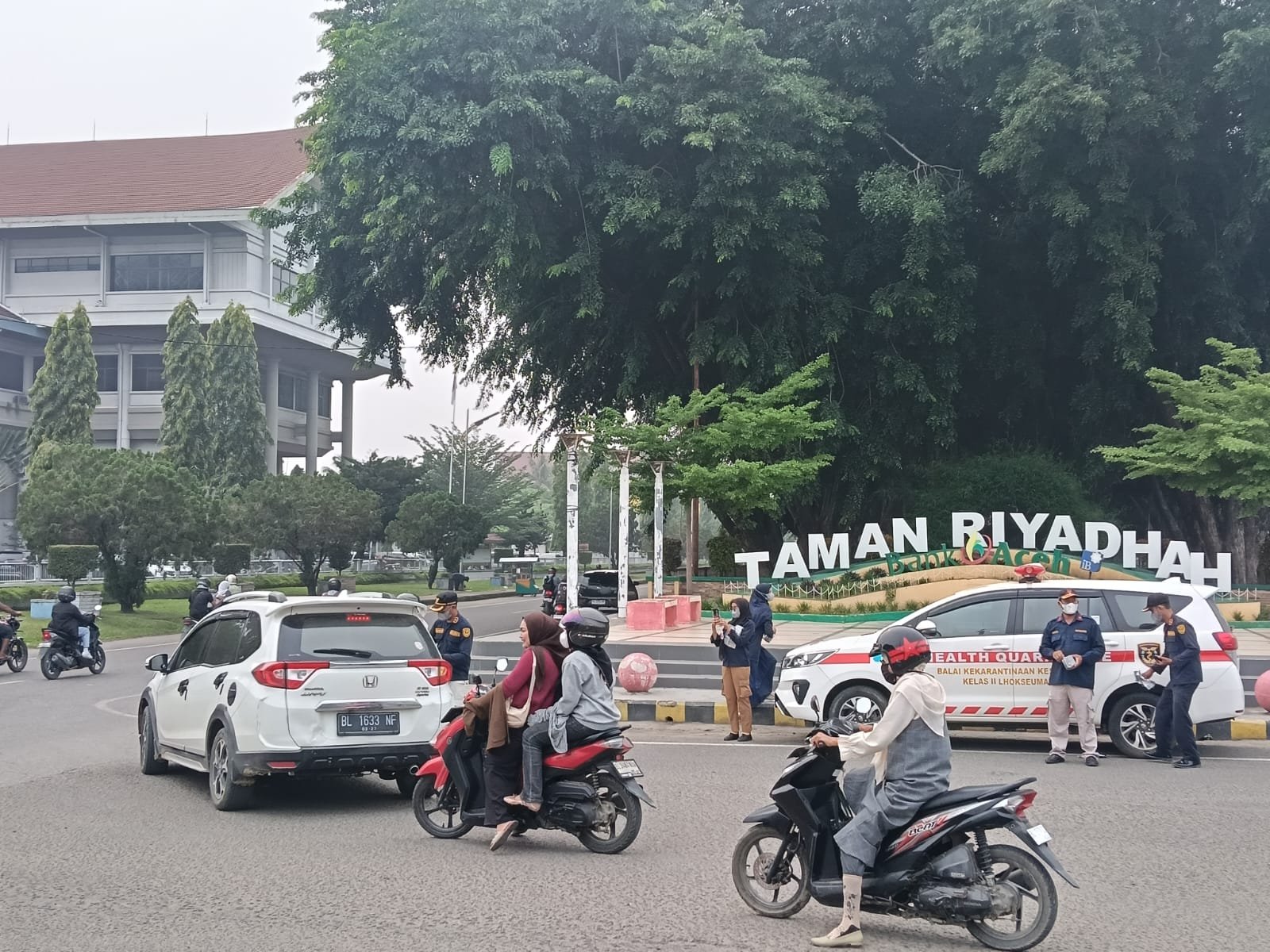 Kegiatan pembagian masker oleh Kantor Induk BKK Lhokseumawe